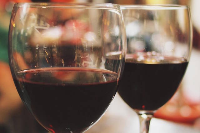 כוסות יין בדייט רומנטי